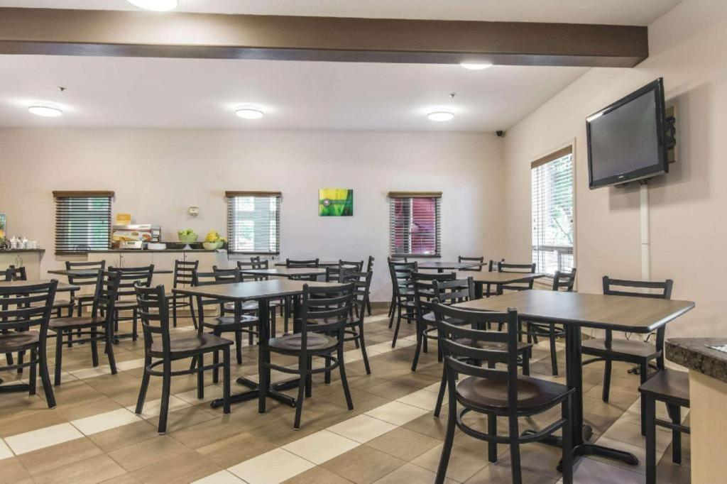 Quality Inn Airport Moncton Exteriör bild